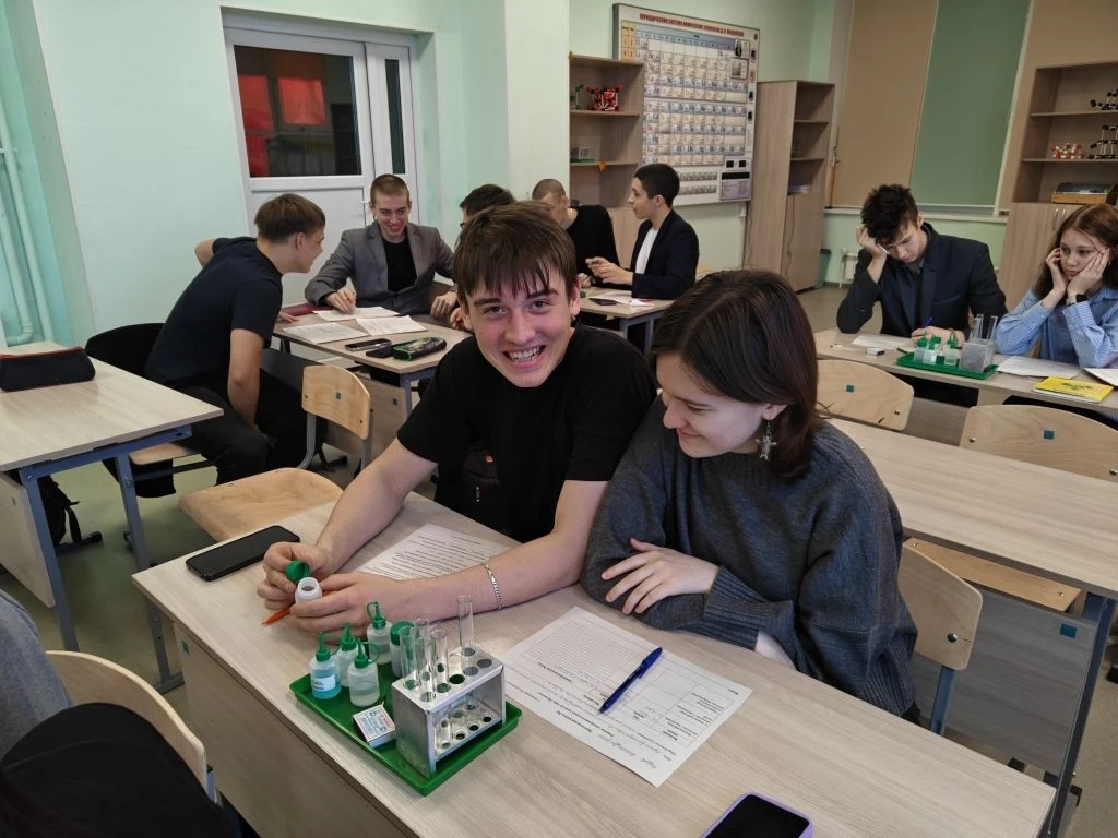 Для подготовки в ЕГЭ обучающиеся 11 класса используют оборудование центра "Точка роста". Решение экспериментальных задач по теме: "Металлы и их соединения" Для подготовки в ЕГЭ обучающиеся 11 класса используют оборудование центра "Точка роста". Решение экспериментальных задач по теме: "Металлы и их соединения"